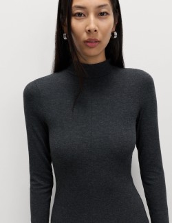 Kolové midi šaty z žebrovaného žerzeje