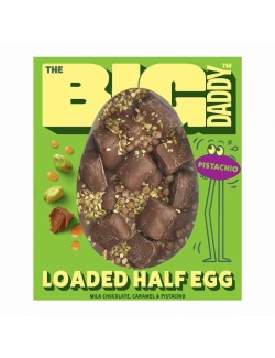 Půlené vajíčko z mléčné čokolády s formovanými kousky mléčné čokolády plněnými náplní z bílé čokolády a pistácií a vrstvou jemné