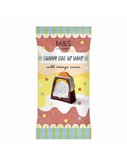 Formovaná mléčná čokoláda plněná jemnou pěnovou náplní a omáčkou s pomerančovou příchutí, ozdobená bílou čokoládou a cukrářskou 