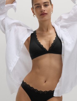 Dekoltový horní díl bikin s vycpávkami a vyšívaným lemem, tvarovaný