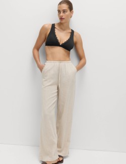 Dekoltový horní díl bikin s vycpávkami a vyšívaným lemem, tvarovaný