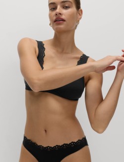 Vysoce střižený spodní díl bikin s výšivkou