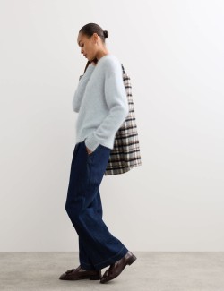 Svetr ze směsi mohéru s kulatým výstřihem