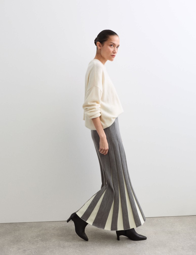 Pletená midi sukně áčkového střihu s ozdobnými švy