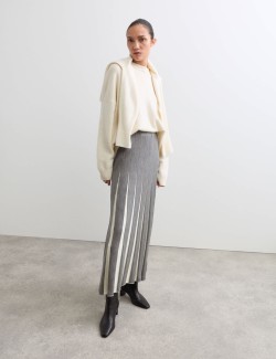 Pletená midi sukně áčkového střihu s ozdobnými švy