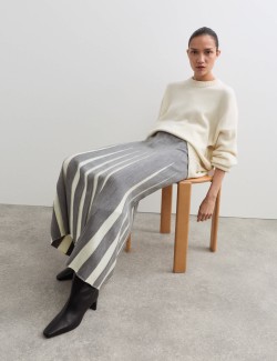 Pletená midi sukně áčkového střihu s ozdobnými švy