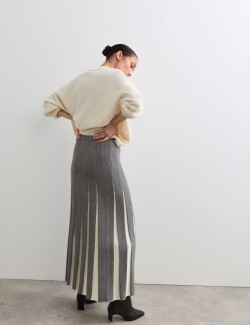 Pletená midi sukně áčkového střihu s ozdobnými švy