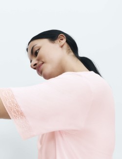 Noční košile s krajkovým lemem