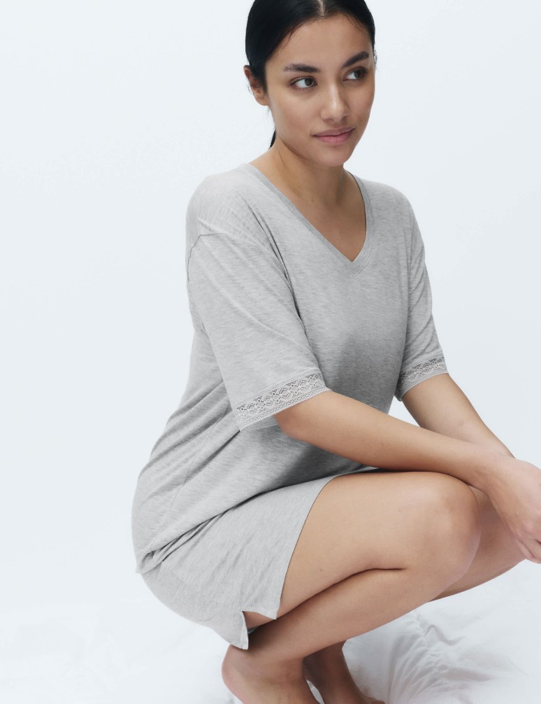 Noční košile s krajkovým lemem