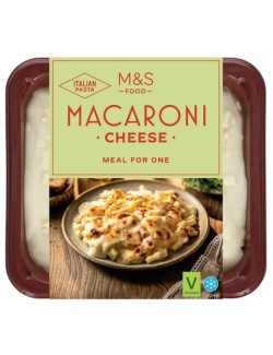 Italské těstoviny makaróny ve velmi husté omáčce s vyzrálým sýrem čedar posypané vyzrálým sýrem čedar Cornish Cove