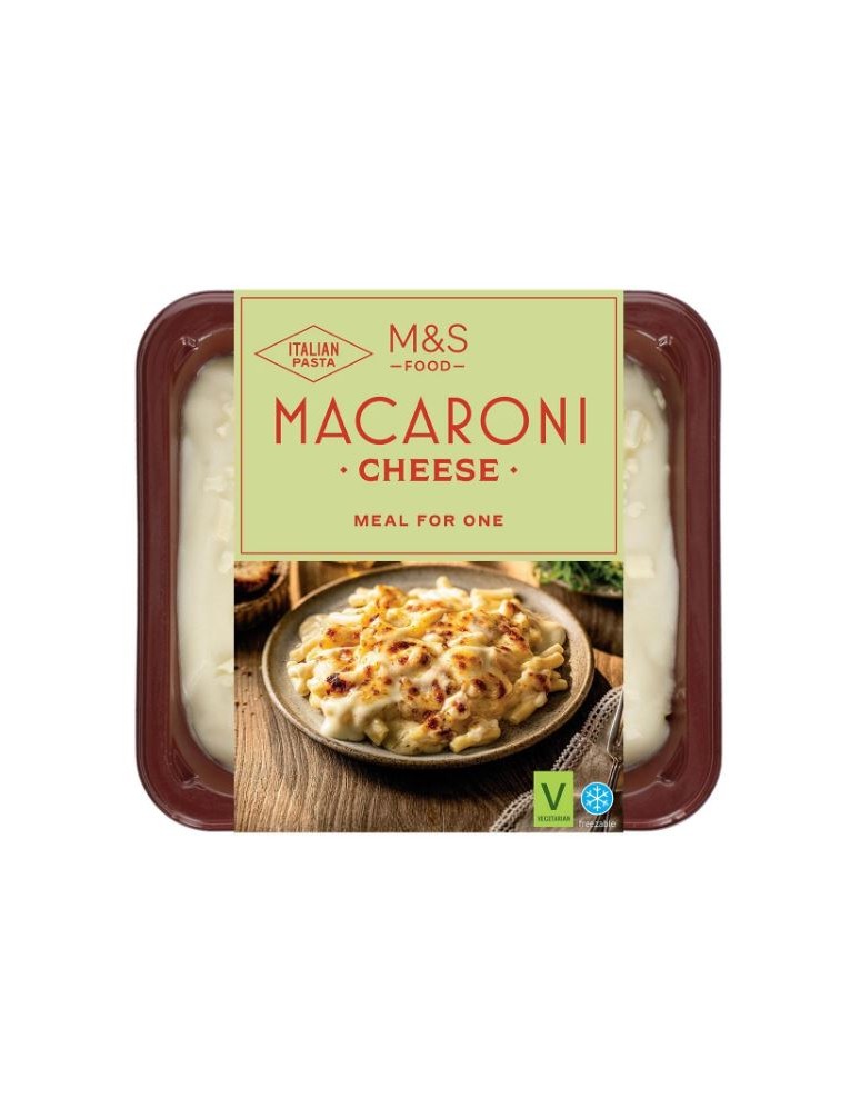 Italské těstoviny makaróny ve velmi husté omáčce s vyzrálým sýrem čedar posypané vyzrálým sýrem čedar Cornish Cove