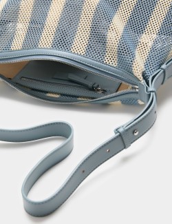 Proužkovaná kabelka přes rameno ze síťoviny