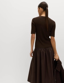 Žerzejové žebrované midi šaty se sníženým pasem