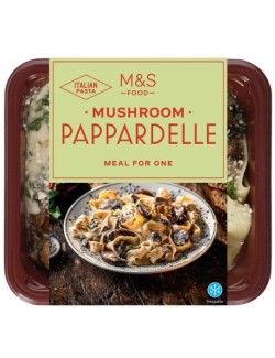 Vaječné těstoviny pappardelle v omáčce se žampióny, bílým vínem, sýrem pecorino a chilli posypané kousky restovaných žampiónů