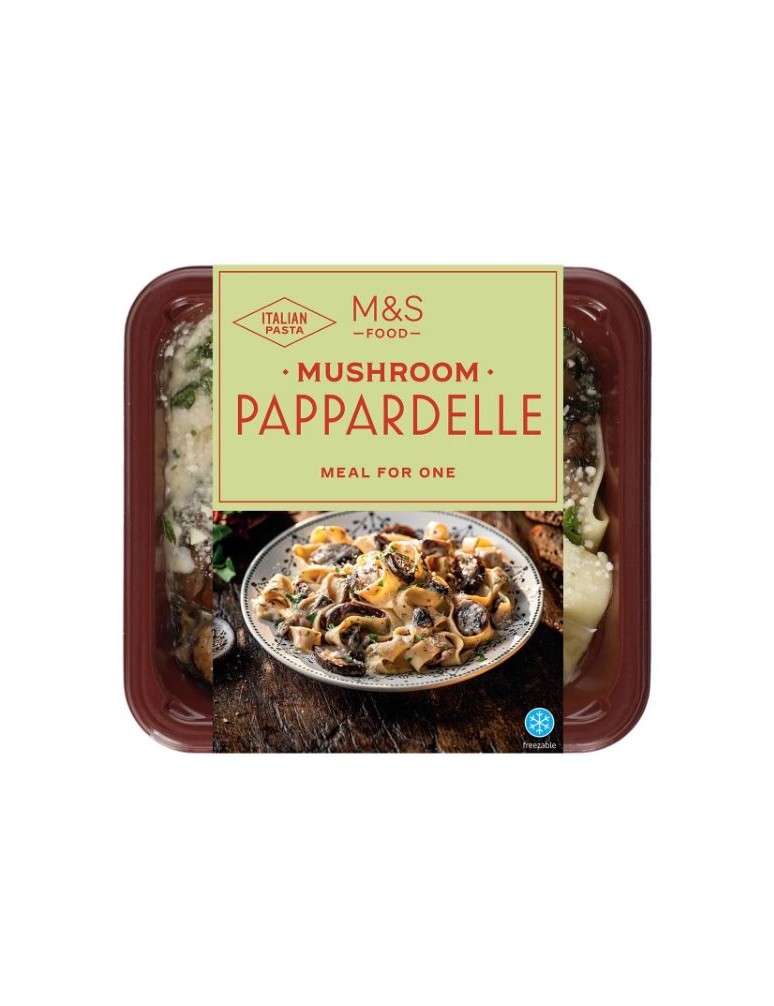 Vaječné těstoviny pappardelle v omáčce se žampióny, bílým vínem, sýrem pecorino a chilli posypané kousky restovaných žampiónů