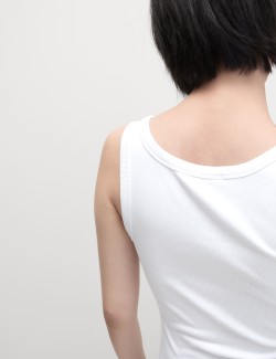 Žebrovaný tílkový top s vysokým podílem bavlny, úzký střih