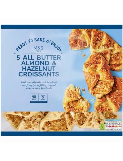 5 croissantů z máslového (20 %) těsta plněných krémem z mandlí a lískových ořechů (25 %) a posypaných kousky lískových ořechů, u