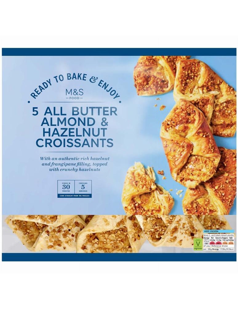 5 croissantů z máslového (20 %) těsta plněných krémem z mandlí a lískových ořechů (25 %) a posypaných kousky lískových ořechů, u