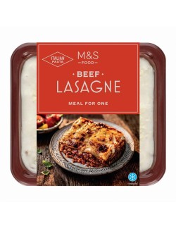 Lasagne – plátky italských vaječných těstovin prokládané vrstvami mletého hovězího masa a rajčatové omáčky, zalité bešamelovou o