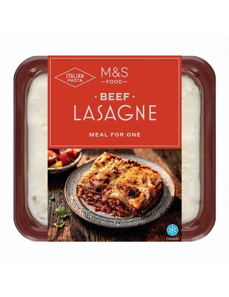 Lasagne – plátky italských vaječných těstovin prokládané vrstvami mletého hovězího masa a rajčatové omáčky, zalité bešamelovou o