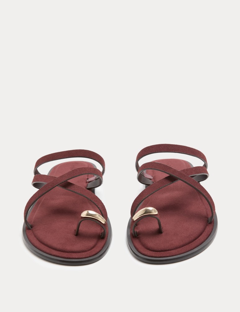 Semišové sandály s plochou špičkou a páskem