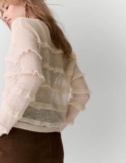 Pletený svetr s výstřihem ke krku a s volánem, s příměsí mohéru