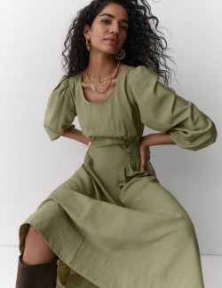 Nabírané midi šaty s kulatým výstřihem