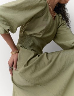 Nabírané midi šaty s kulatým výstřihem