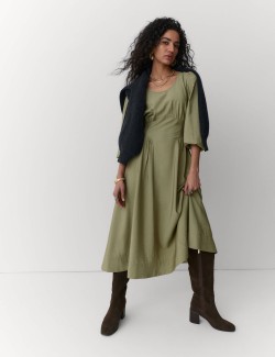 Nabírané midi šaty s kulatým výstřihem