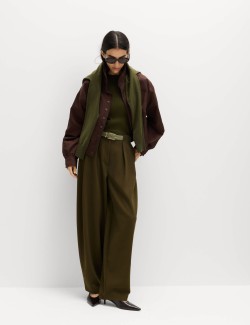 Žíhané zúžené kalhoty střihu podkovy s plisováním vepředu