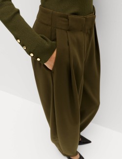 Žíhané zúžené kalhoty střihu podkovy s plisováním vepředu