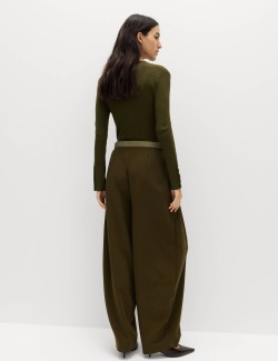 Žíhané zúžené kalhoty střihu podkovy s plisováním vepředu