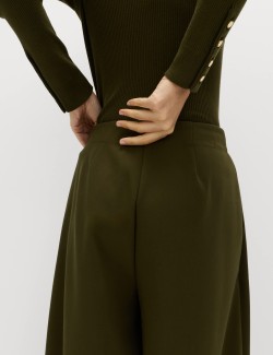 Žíhané zúžené kalhoty střihu podkovy s plisováním vepředu