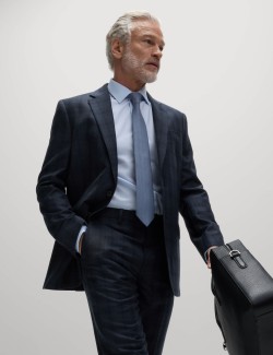 Košile úzkého střihu a kravata, snadné žehlení