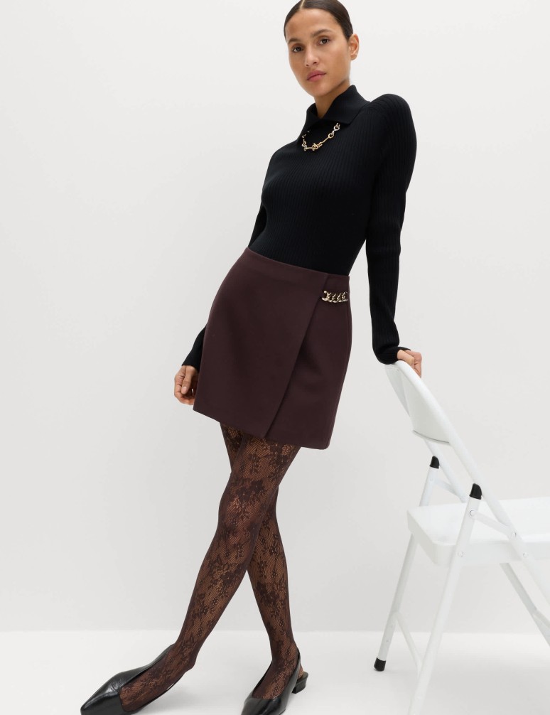 Mini sukně s řetízkovými detaily a stojánkem