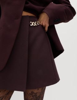 Mini sukně s řetízkovými detaily a stojánkem