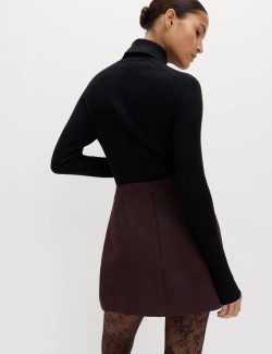 Mini sukně s řetízkovými detaily a stojánkem