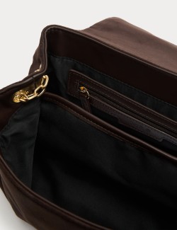 Semišová taška přes rameno s dvojitým řetízkem a efektem krokodýlí kůže