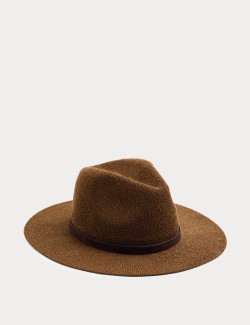 Pletený klobouk s širokými hranami