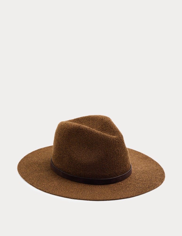 Pletený klobouk s širokými hranami