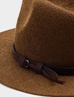 Pletený klobouk s širokými hranami