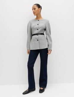 Přiléhavá bunda bez límce a límce, mírně zúžený střih