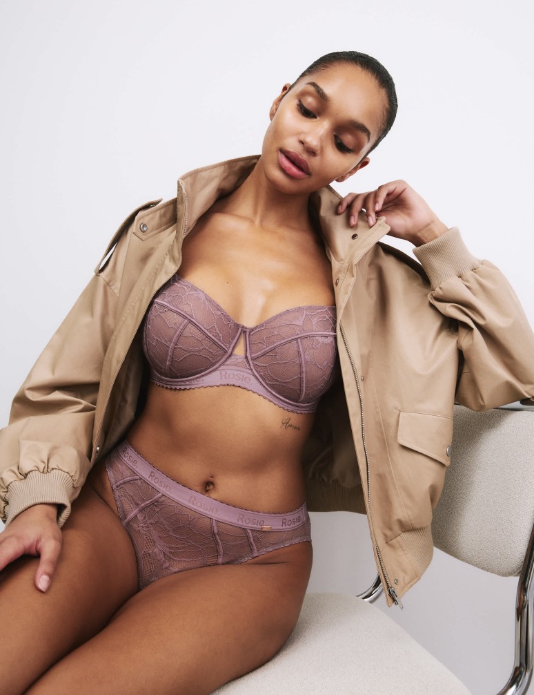 Balkonová podprsenka s kosticemi a krajkou (F–H)