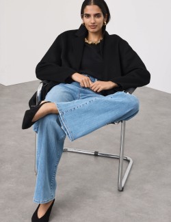 Vysoce střižené džíny s širokými nohavicemi