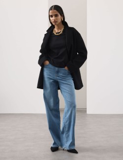 Vysoce střižené džíny s širokými nohavicemi