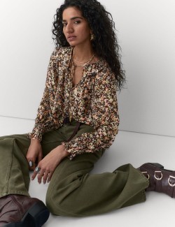 Květovaná halenka s vázačkou u krku s kanýry a květinovým vzorem