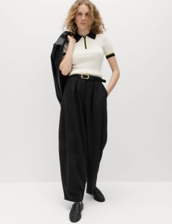 Žíhané zúžené kalhoty střihu podkovy s plisováním vepředu