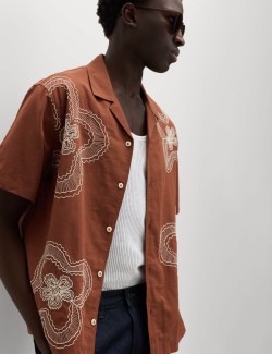 Košile normálního střihu ze směsi lnu a bavlny s kvetinovým motivem