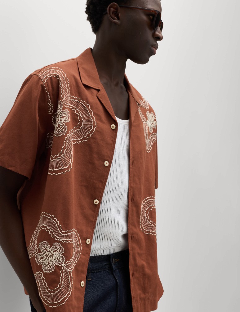 Košile normálního střihu ze směsi lnu a bavlny s kvetinovým motivem