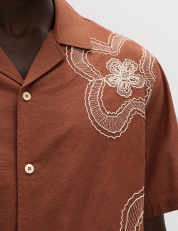 Košile normálního střihu ze směsi lnu a bavlny s kvetinovým motivem